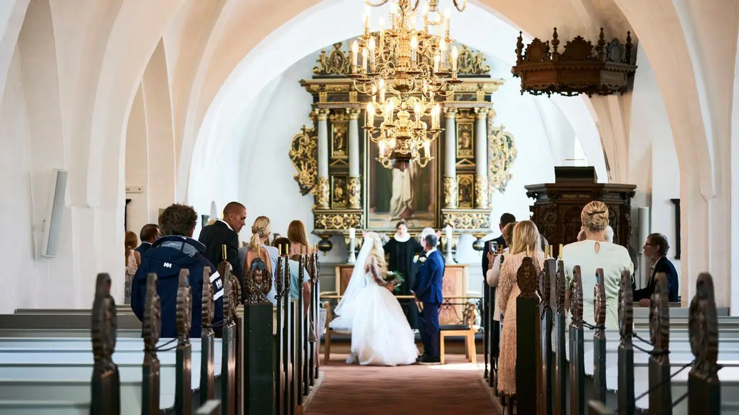 Må fædre føre deres døtre op ad kirkegulvet? Det skal Sverige snart tage stilling til.