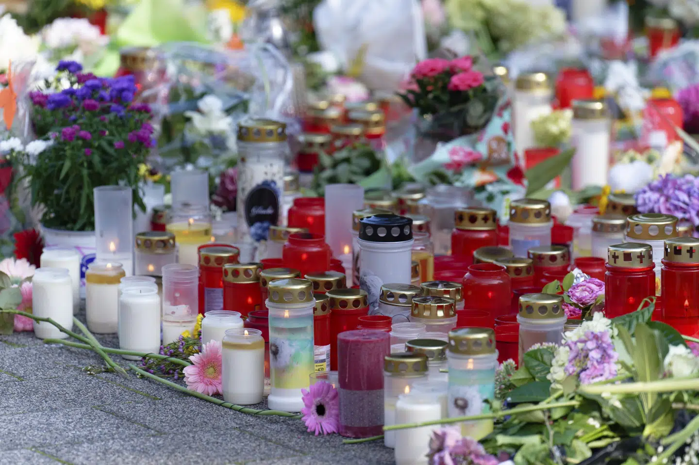 Blomster og lys fylder op på det sted i Solingen, hvor tre mennesker blev knivdræbt fredag under fejringen af byens 650-års-fødselsdag af en formodet syrisk ekstremist. Tirsdag var der et nyt knivdrama i byen Moers nær Duisburg, oplyser politiet.