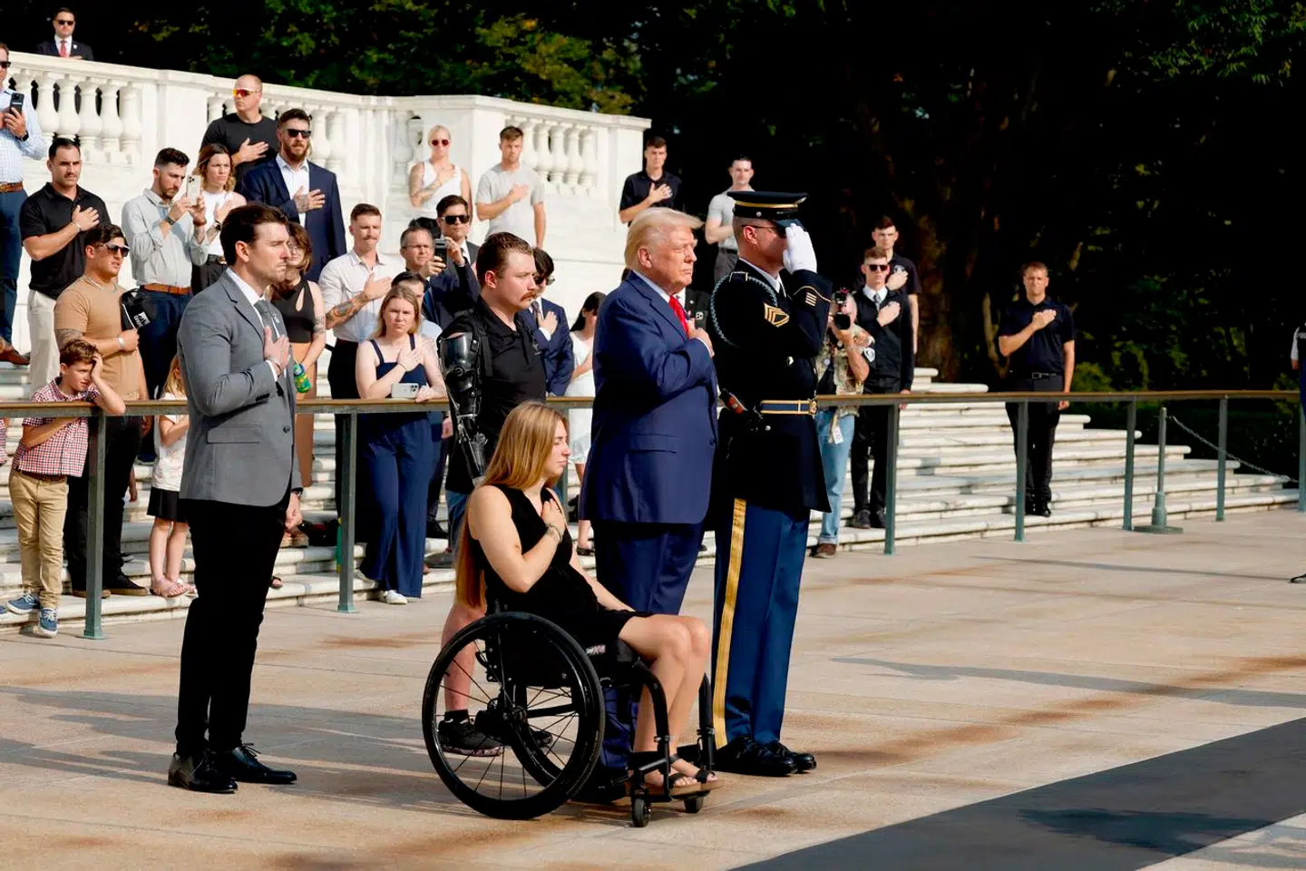 Donald Trump deltog mandag i en officiel ceremoni på Arlington-kirkegården