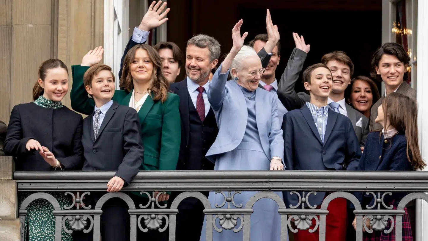 Selv om grev Nikolai og hans søskende har mistet deres kongelige titler, så må de stadig gerne være med på balkonen ved fødselsdage.