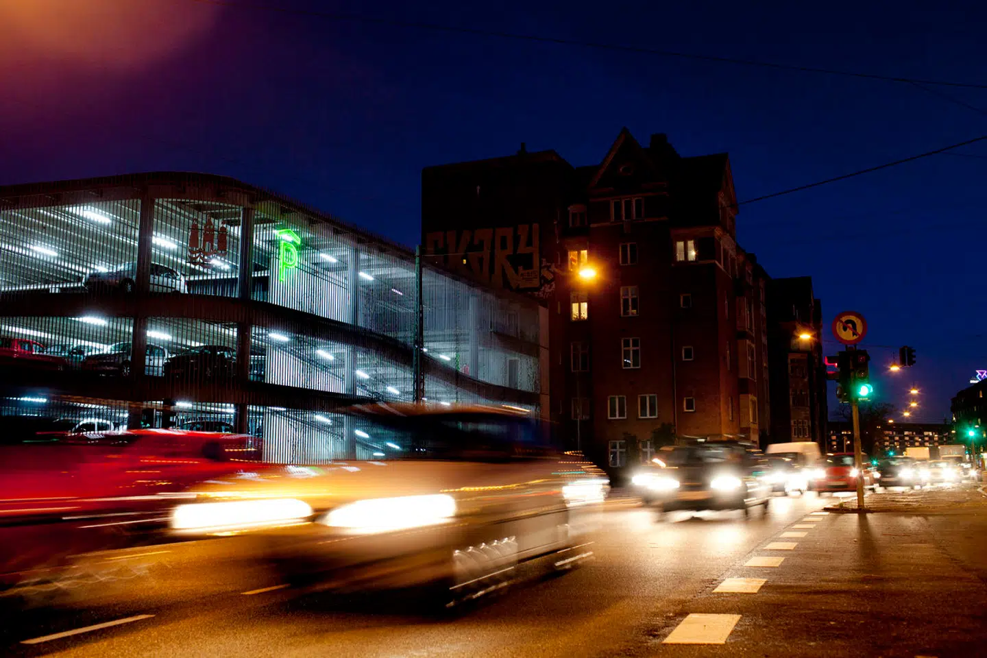 Åboulevarden i København er en af hovedstadens mest trafikerede gader. Hvis et flertal på rådhuset får sin vilje, vil der fra 2030 udelukkende køre elbiler på vejen.