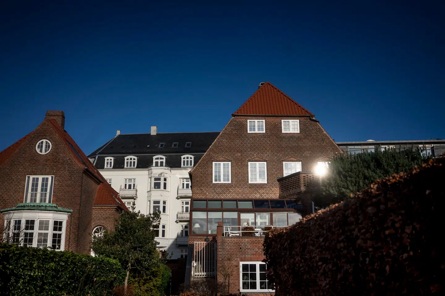 Det er primært i landets dyre boligområder, der er risiko for at få en restskat på grund af en fejlagtig skatterabat i det nye boligskattesystem.