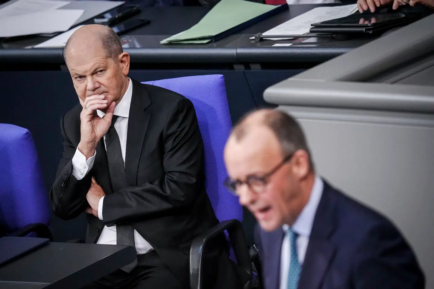 Skal Olaf Scholz (tv.) sige ja eller nej til tilbuddet fra Friedrich Merz (th.)? Kansleren har taget det første skridt.