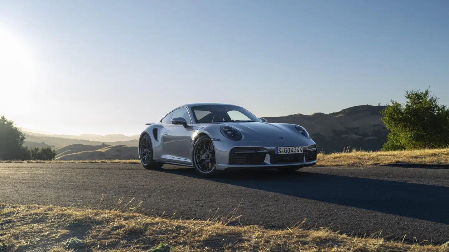 Porsches jubilæumsudgave af den legendariske model 911 Turbo kan køre 8,2 kilometer literen og udleder 278-271 gram CO₂ pr. kilometer – hvilket er inde i EUs bødezone, som fra årsskiftet er fra 93,6 gram pr. kilometer.