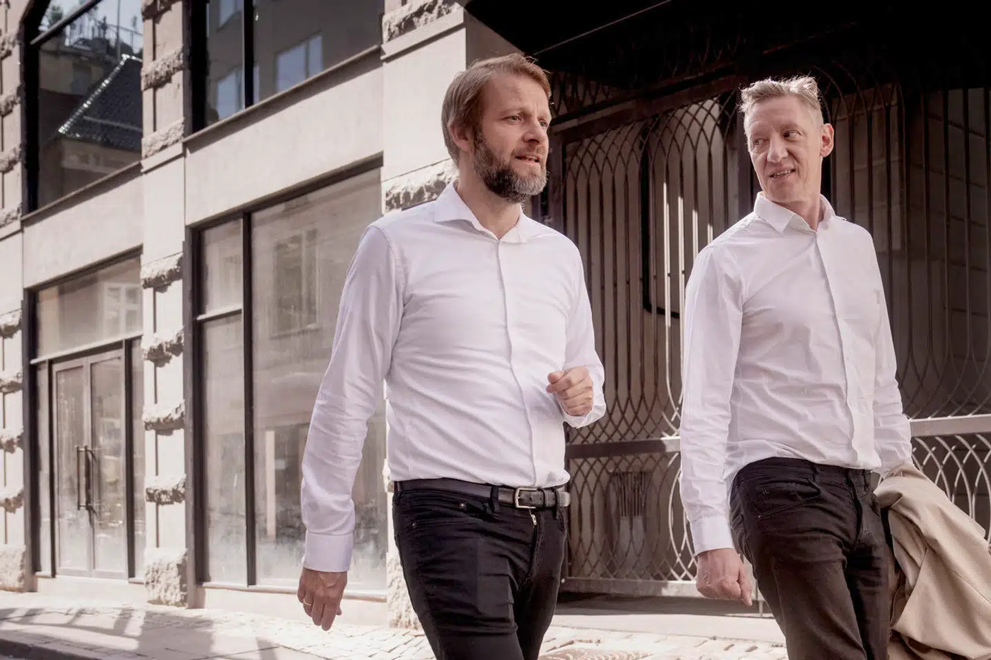 »Er det tid til at vende magtpyramiden på hovedet, hvor chefen mere ser sig selv som tjener og facilitator end som en særligt udvalgt person, der skal presse sine ansatte til det yderste på vejen til personlig succes?« spørger antropologerne Christian Groes (th.) og Dennis Nørmark.