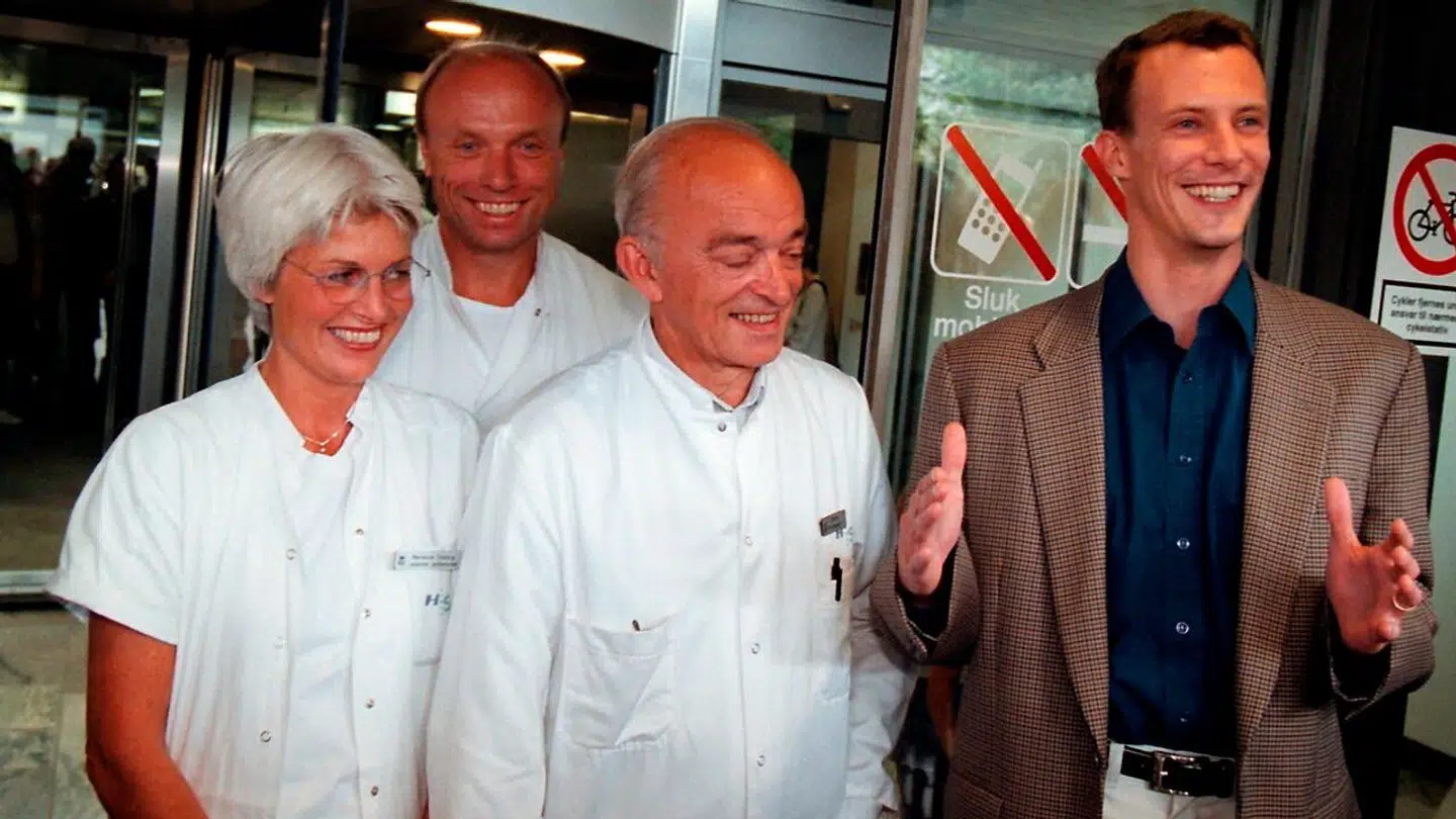 Prins Joachim foran Rigshospitalet i 1999, da Nikolai er kommet til verden.