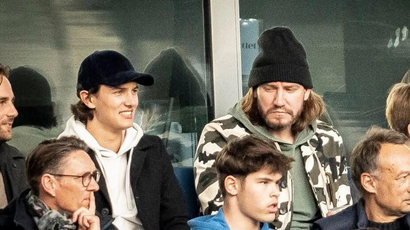 Grev Nikolaj til fodbold på Brøndby Stadion i 2023. Her ved siden af Nicklas Bendtner.
