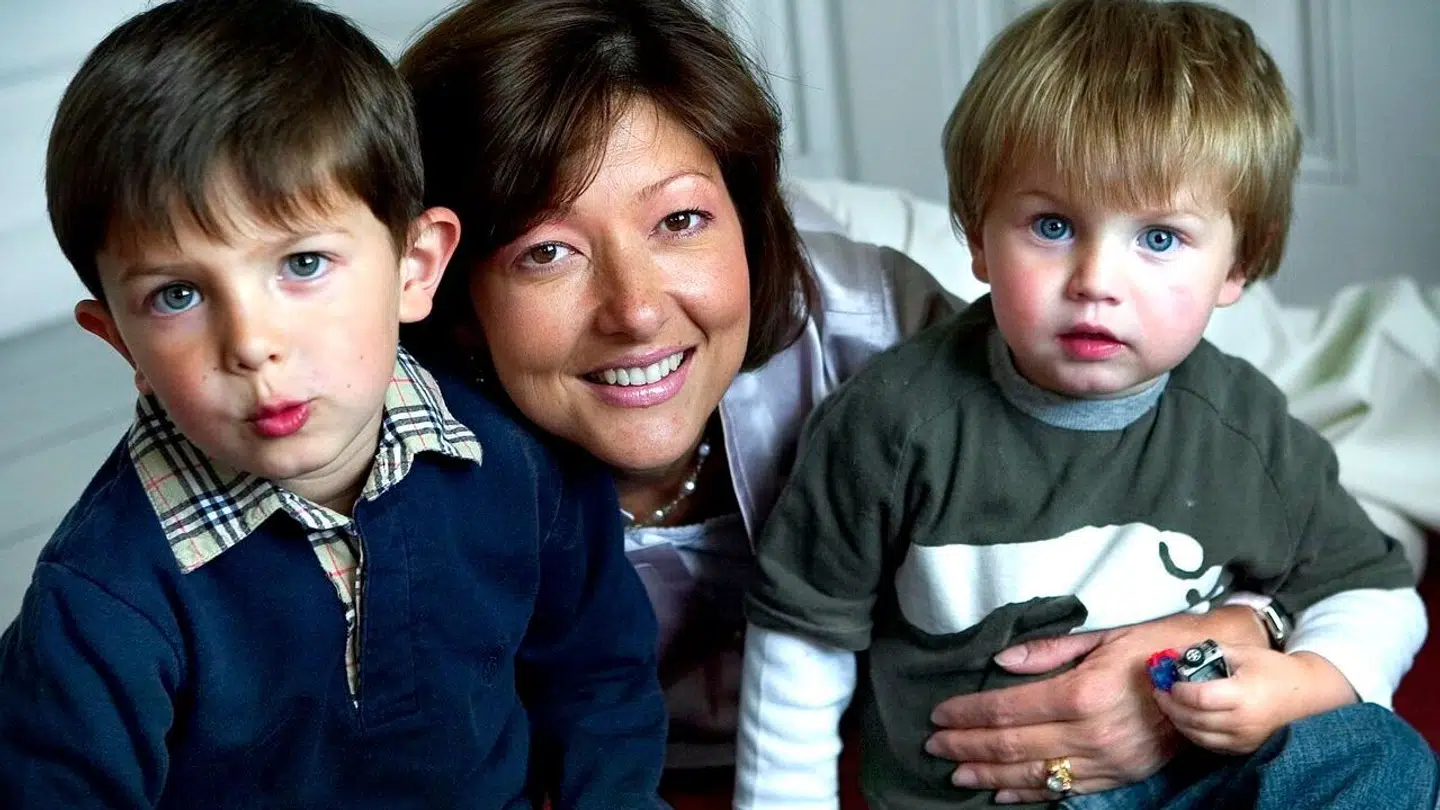 Grev Nikolai med sin mor og lillebror i 2004.
