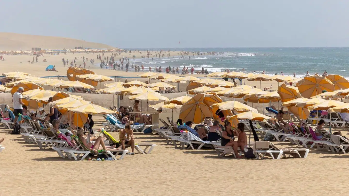 Det er slut med vand i bruserne på flere strande på Gran Canaria.