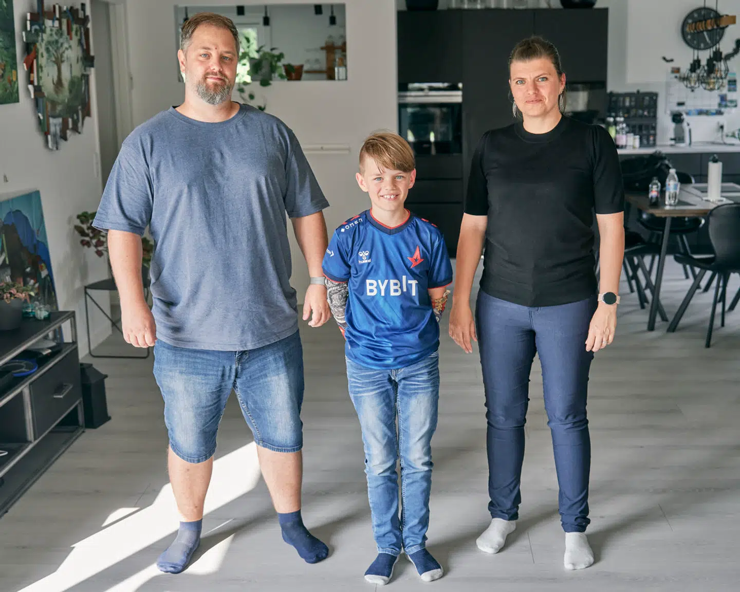 Dennis og Vibeke Schou har begge været afhængige af at game. Nu spiller de computerspil med deres barn, men de mener, at de har fundet en måde, hvor han både kan game flere timer hver uge og ses med sine venner fysisk.