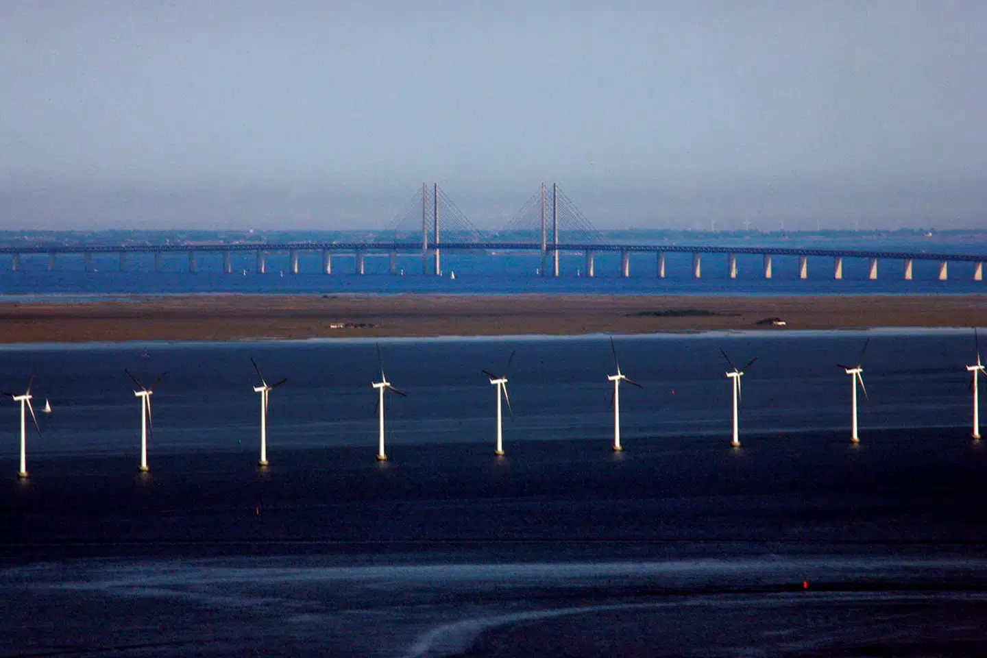 Der findes allerede havvindmøller i Øresund. Her er det Middelgrundens Vindmøllepark, der ligger ud for Amager Strand.