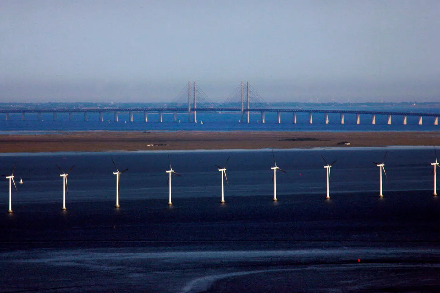 Der findes allerede havvindmøller i Øresund. Her er det Middelgrundens Vindmøllepark, der ligger ud for Amager Strand.