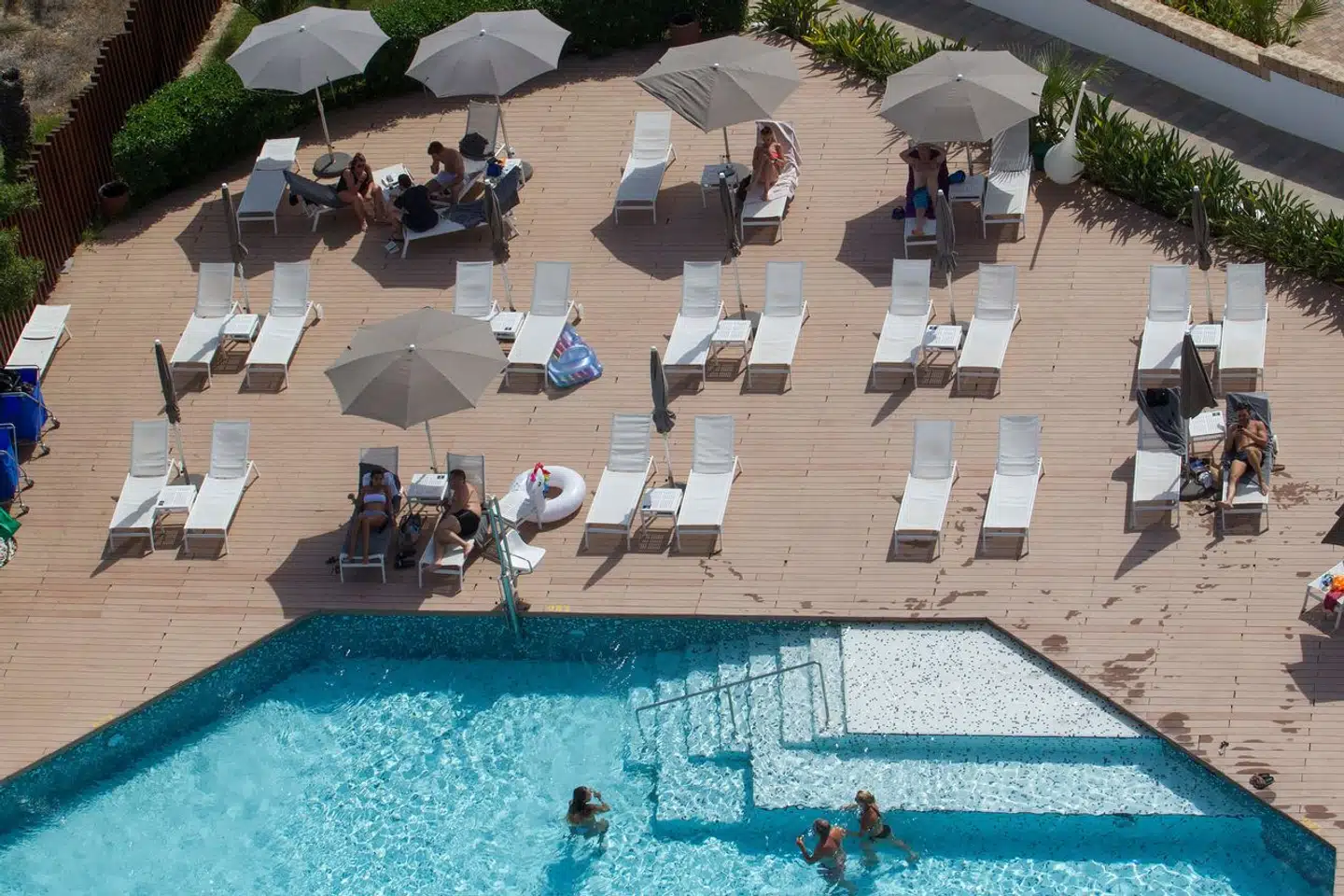 Det har i årevis været en populær »challenge« blandt unge turister at springe ud fra værelsernes balkoner og ned i hotellets pool. Men det er ikke altid, de rammer.