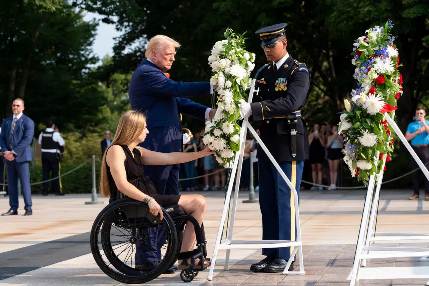 Bølgerne er gået højt, siden Donald Trump besøgte Arlington National Cemetery nær hovedstaden Washington, D.C.