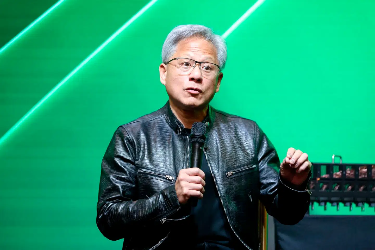 Selvom stifter og direktør for NVIDIA Jensen Huang kunne præsentere resultater, som overgik analytikernes forventninger, sender investorerne aktien ned. Manglende klarhed om den nye Blackwell-chip er en af forklaringerne.