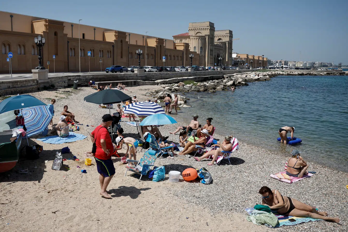 Alt ånder fred her på stranden i Bari. Men andetsteds står krigen om de store og traditionsrige strandpicnics. Foto: Louisa Gouliamaki, Scanpix.
