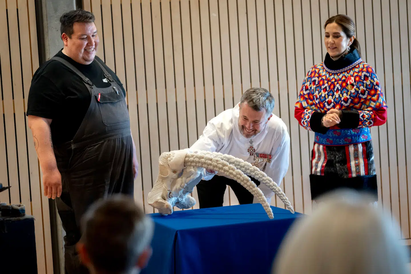 Kong Frederik og dronning Mary modtog et udskåret hvalroshoved ved en officiel modtagelse i Byrådssalen på Rådhuset i Nuuk. Hovedet var udsmykket med udskæringer lavet af kunstneren Kim Kleist-Eriksen (tv).