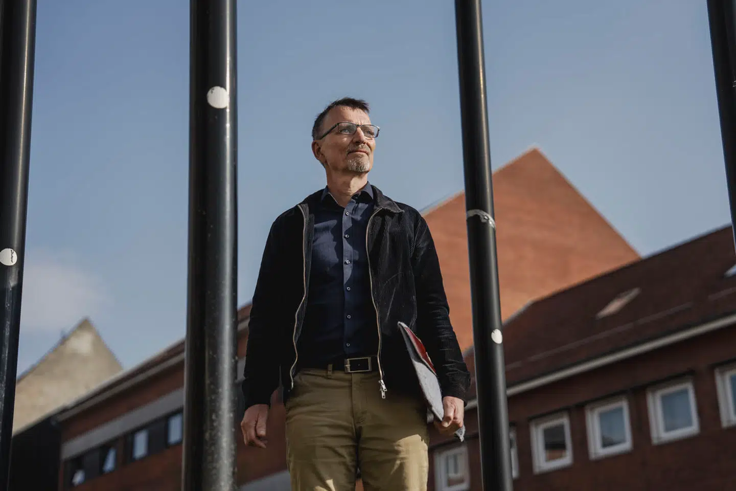 Niels Holck foran Retten i Hillerød onsdag 1. maj 2024. Niels Holck er anklaget for at have nedkastet omkring fire ton våben til en oprørsbevægelse i Indien i 1995, men retten har nu besluttet, at han ikke bliver udleveret til Indien.