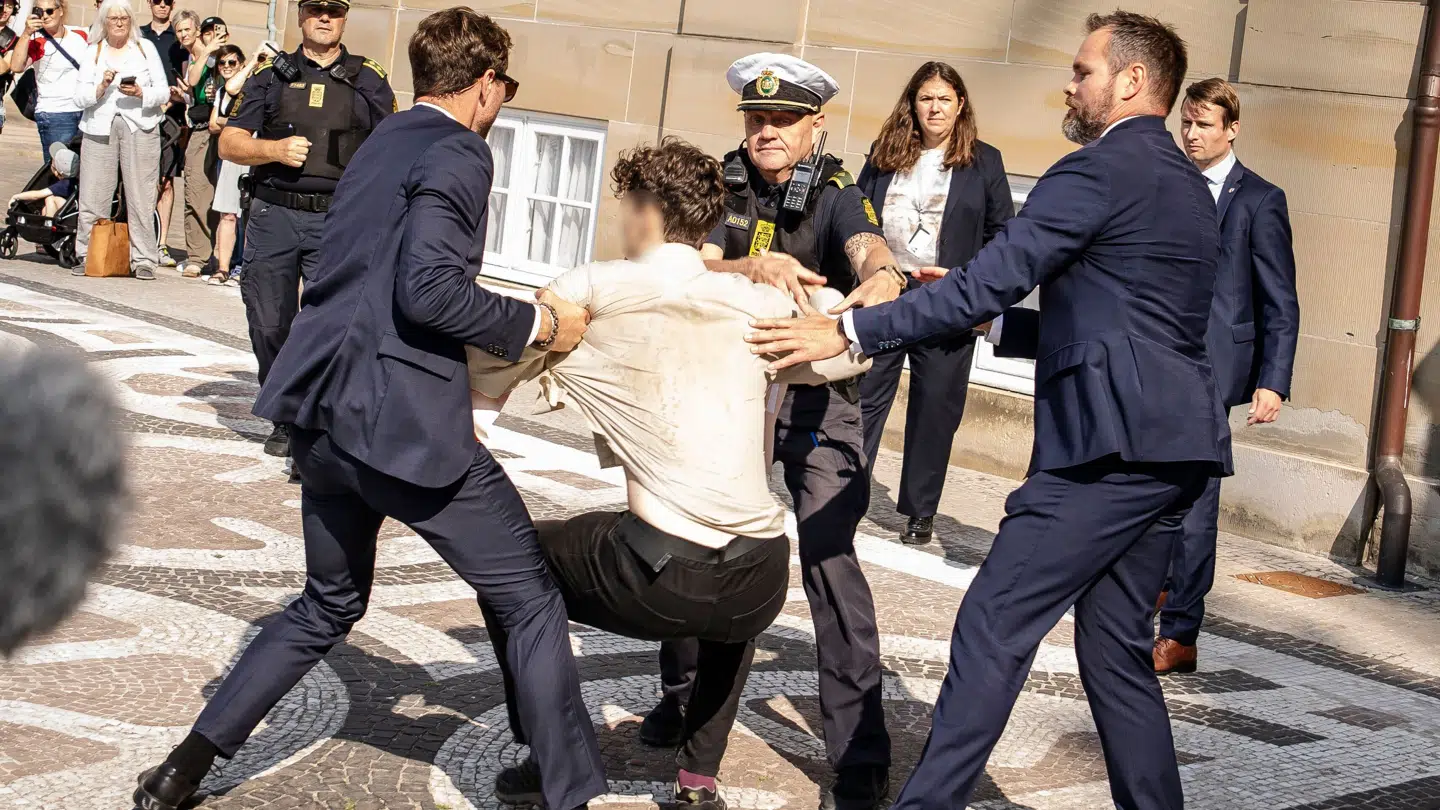 Livvagter og betjent griber fat i person mens statsminister Mette Frederiksen (S) præsenterer nye ministre foran Frederik VIII's Palæ, Amalienborg Slot, København, torsdag den 29. august 2024.. (Foto: Mads Claus Rasmussen/Ritzau Scanpix)
