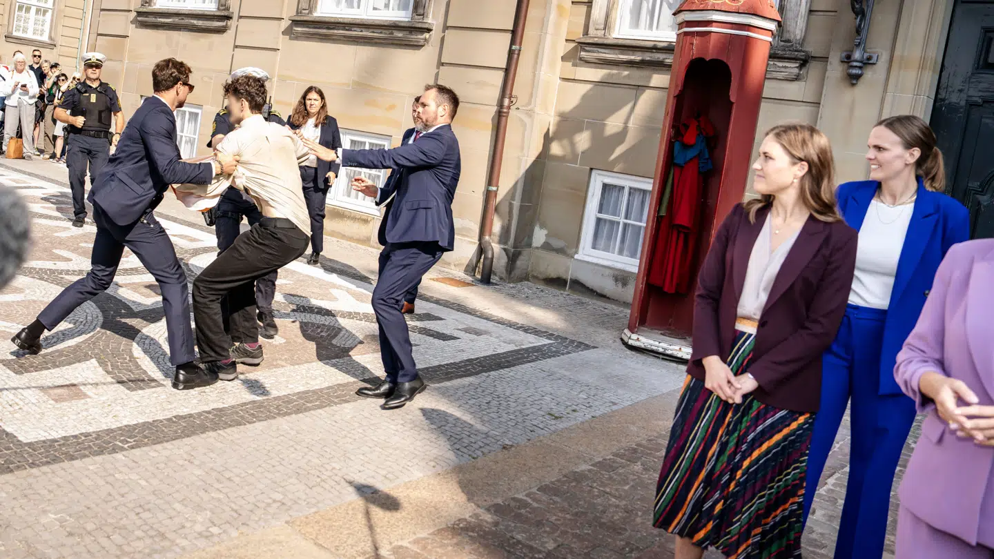 Anholdelsen skete ved siden af ministrene.