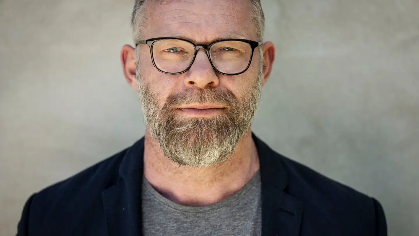 "Er det virkelig rimeligt, at skatteborgerne skal betale milliongager til ministre, der dybest set ikke er behov for samt deres tilhørende spindoktorer?'