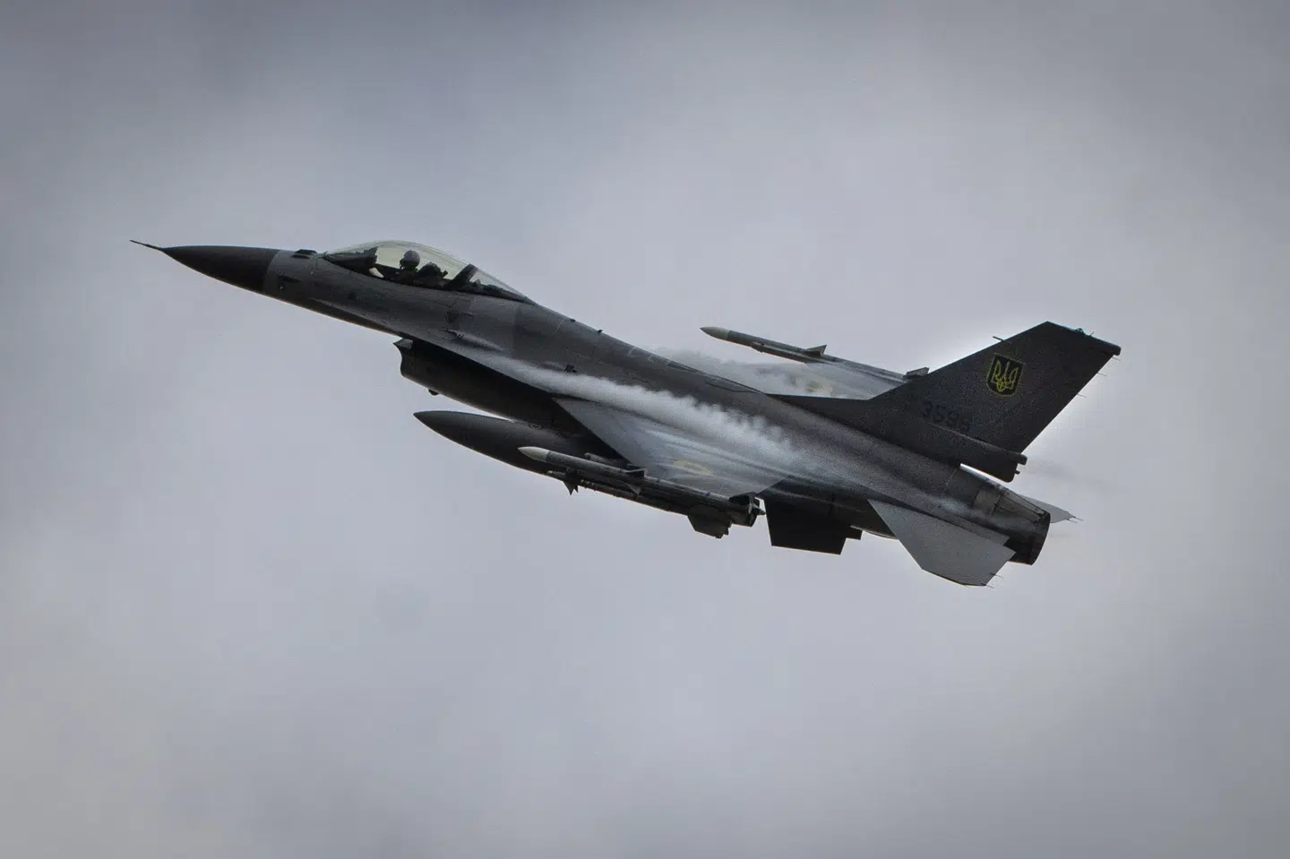 Et F-16-fly på et ukendt sted over Ukraine. De første fly fra Danmark og Holland blev præsenteret i Ukraine i starten af august.