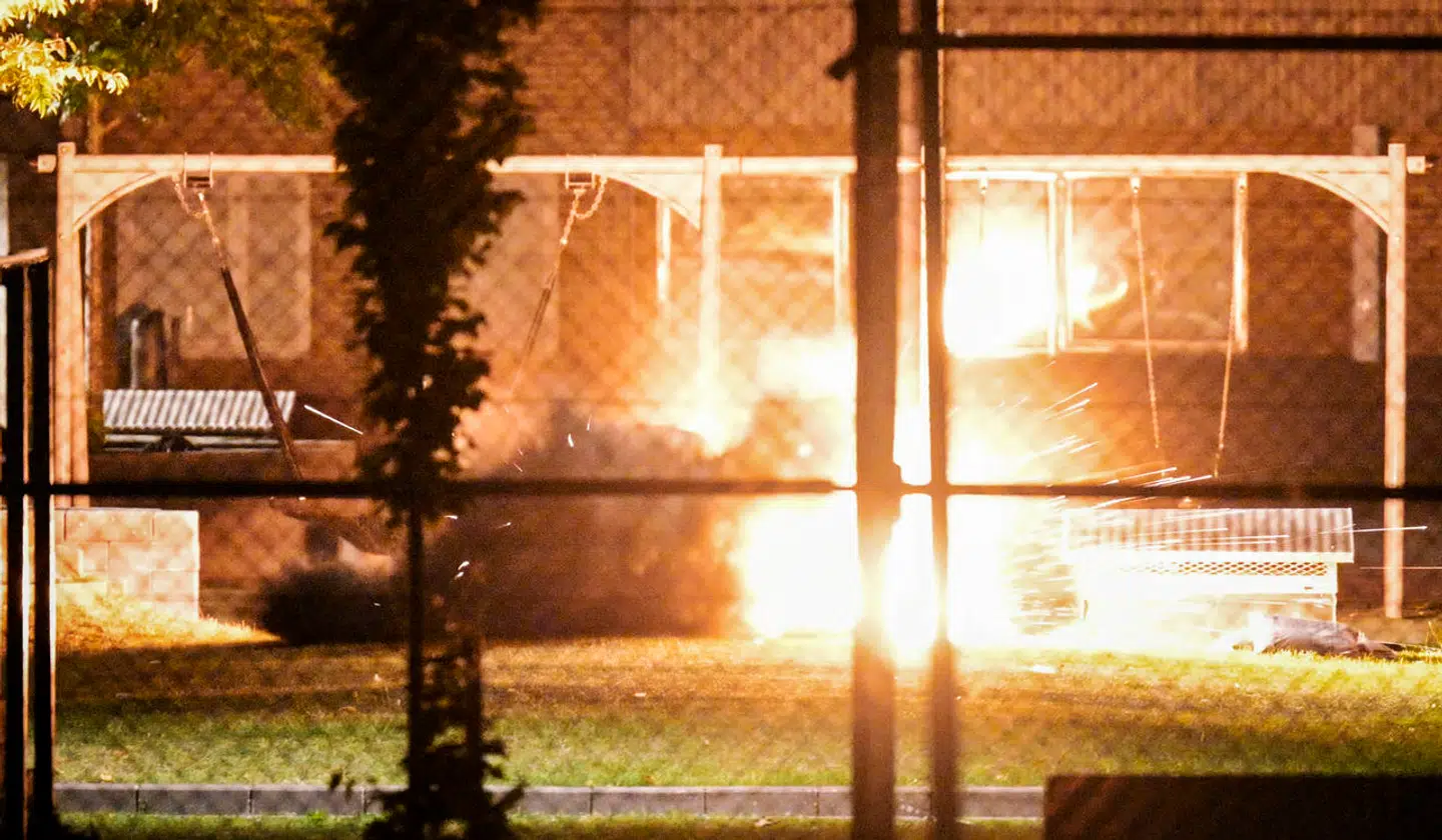 Både torsdag og fredag har der været episoder med fund af håndgranater i Malmø. Ved totiden fredag nat skete en eksplosion, og politiet fandt yderligere en håndgranat. Billedet viser, at en bombetekniker foretager en kontrolleret sprængning af en af de to granater i Rosengården, som blev fundet torsdag.