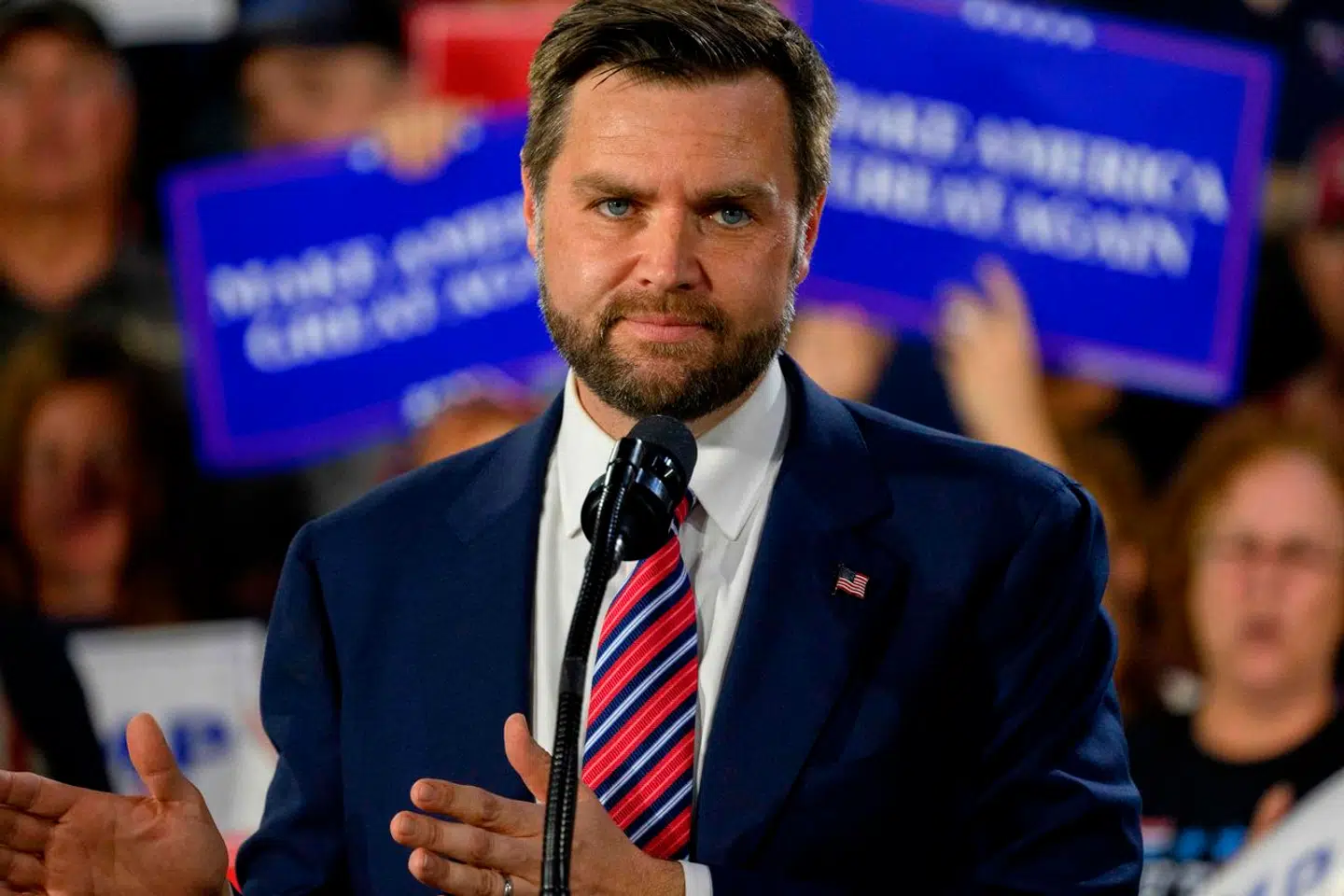 I et interview med Financial Times opfordrer vicepræsidentkandidaten J.D. Vance sin gamle ven, Peter Thiel, til at give et bidrag til Republikanernes valgkamp.