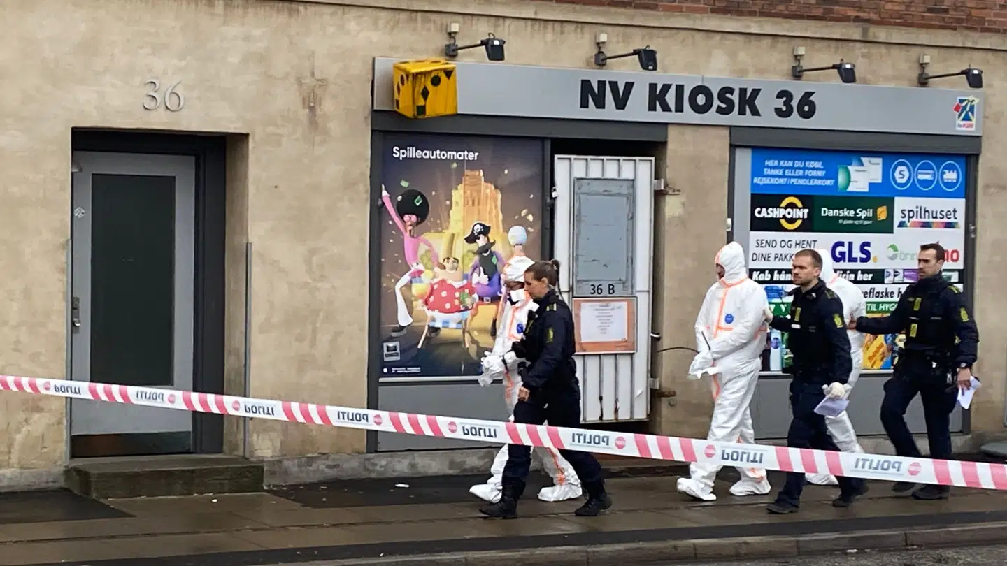 Over en hals snes tilstedeværende i moskeen blev anholdt og ført væk af politiet, efter fundet af det livsfarligt kvæstede voldsoffer 2. marts i år.