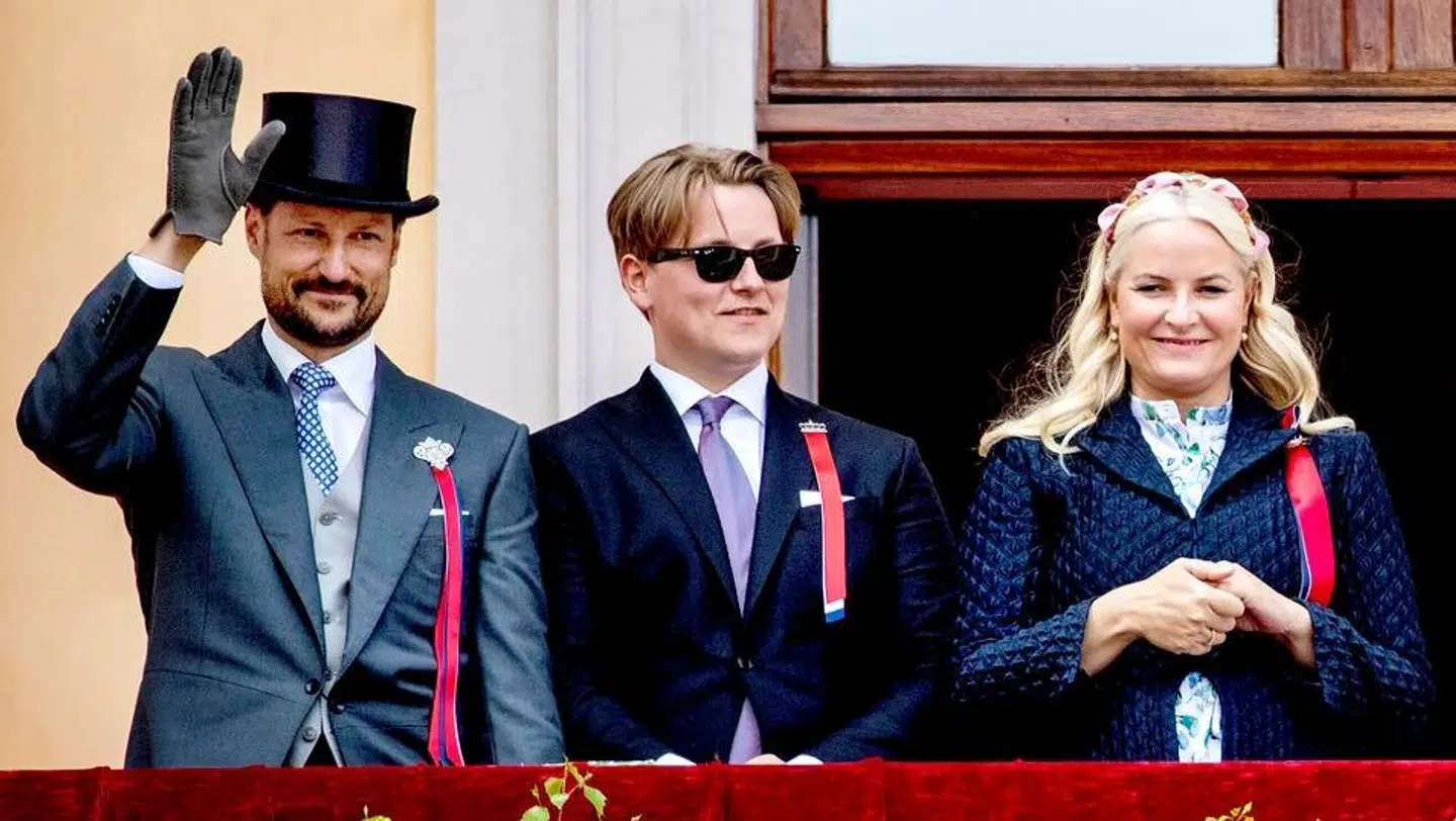 Kronprinsparret med Sverre Magnus i midten.