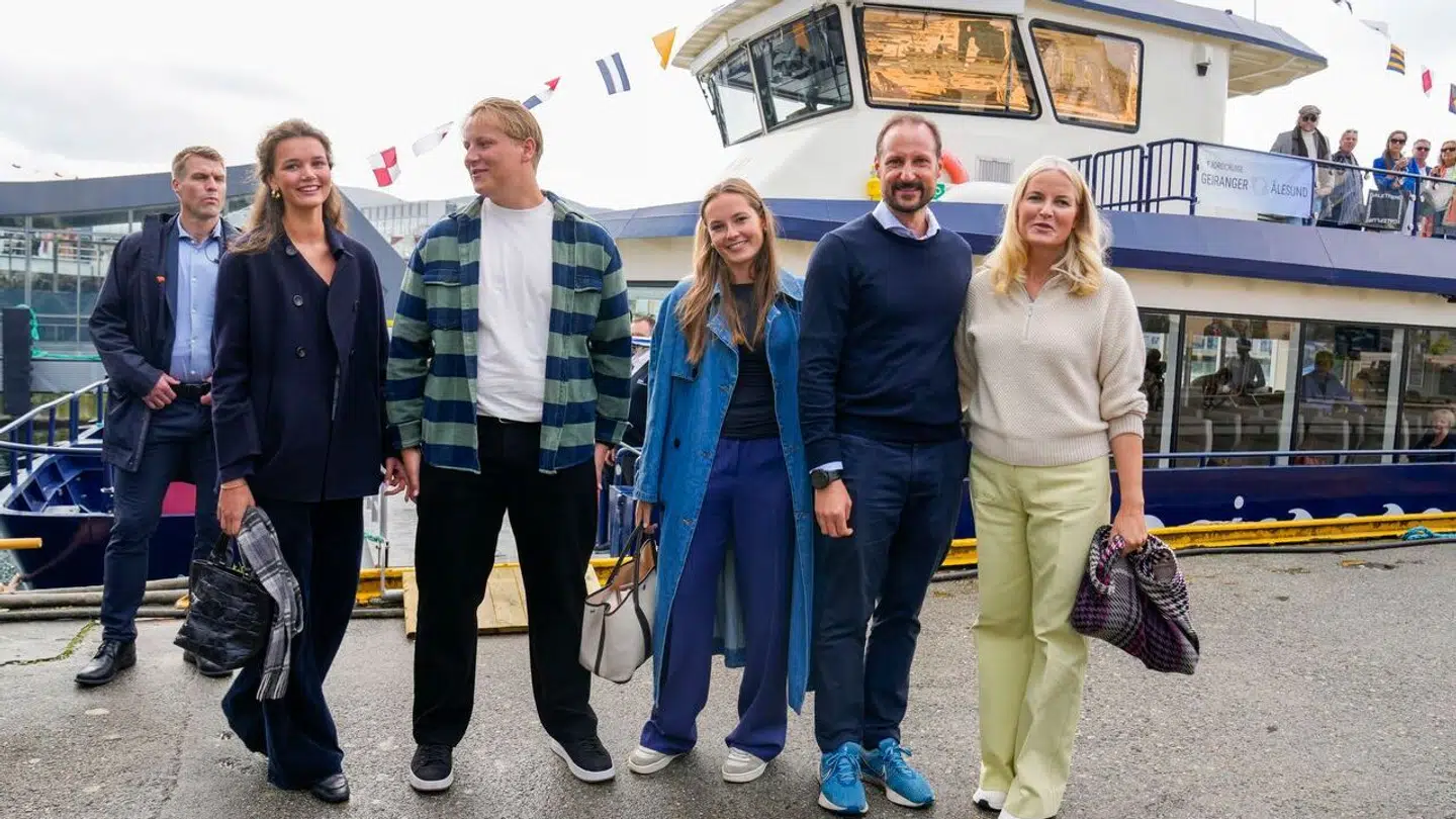 Ifølge Billed-Bladet og norsk Se og Hør er det kvinden længst til venstre, som er blevet kæreste med prins Sverre Magnus.