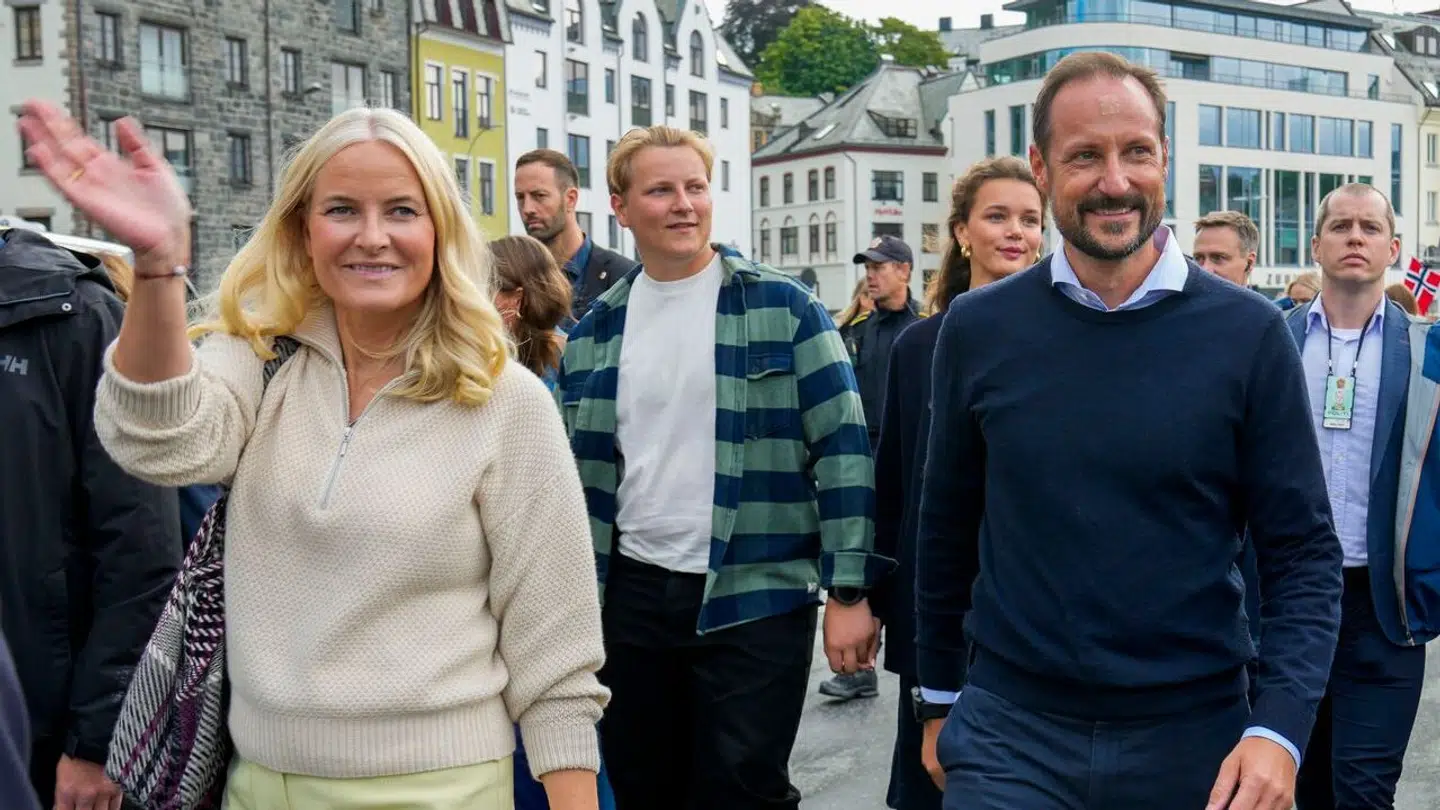 Kronprinsfamilien på vej mod weekendens bryllup.