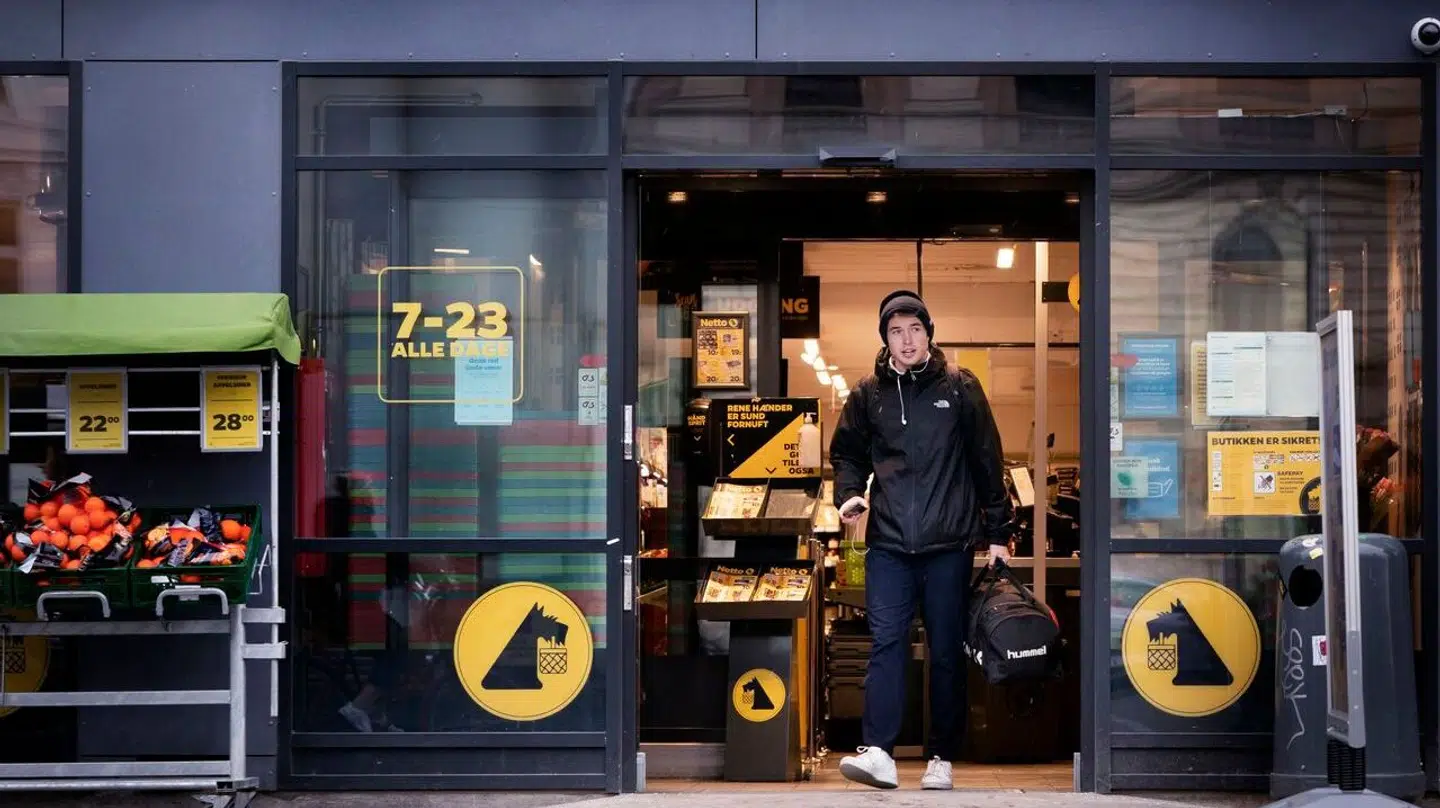 Restriktionerne er ophævet i Danmark . Kunder kommer ud fra Netto ved Nørreport St uden mundbind, tirsdag den 1 februar 2022.. (Foto: Liselotte Sabroe/Ritzau Scanpix)