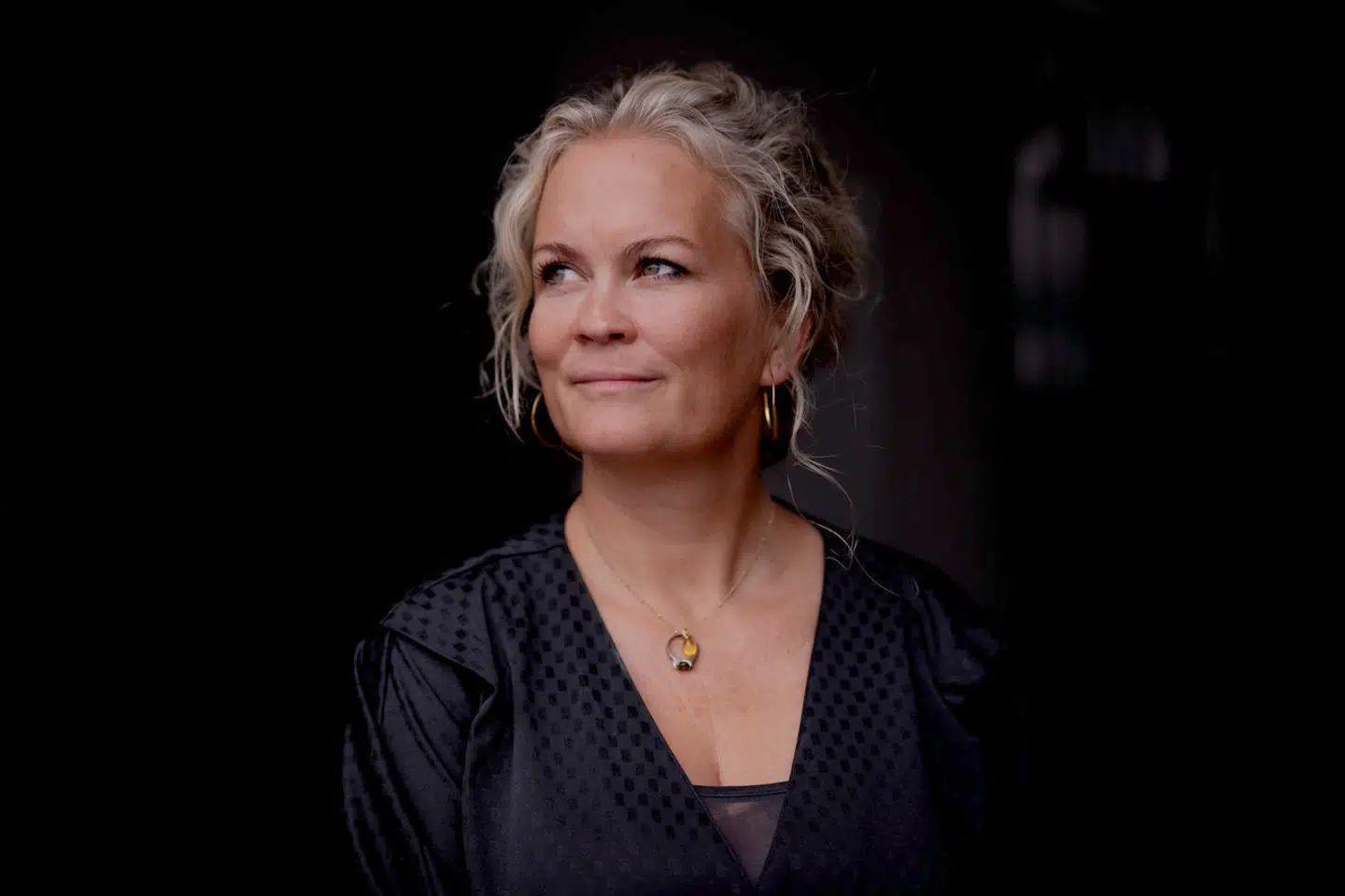 Den danske mand rejser ud og gør så mange spændende ting, at det bare SKAL fortælles i fjernsynet – og alt er åbenbart spændende, især hvis der er flere mænd, der gør det samtidig, skriver Sarah Iben Almbjerg, film- og medieredaktør på Berlingske.