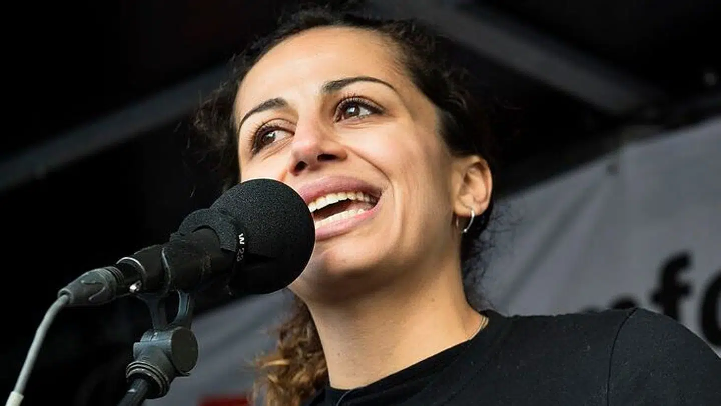 Haifaa Awad, forperson i Mellemfolkeligt Samvirke, anerkender, at SoMe-opslagene lavet af et bestyrelses- og et rådsmedlem i Mellemfolkeligt Samvirke var 'stødende og over grænsen.'