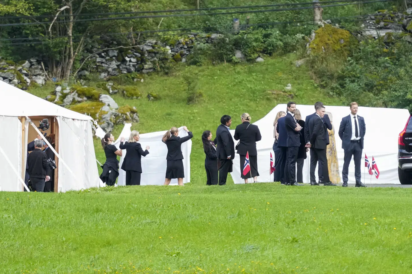 Prinsesse Mrtha Louises ankomst til bryllupsteltet i Geiranger skjules af hvide lagner. Klokken 14 gik brylluppet i gang.