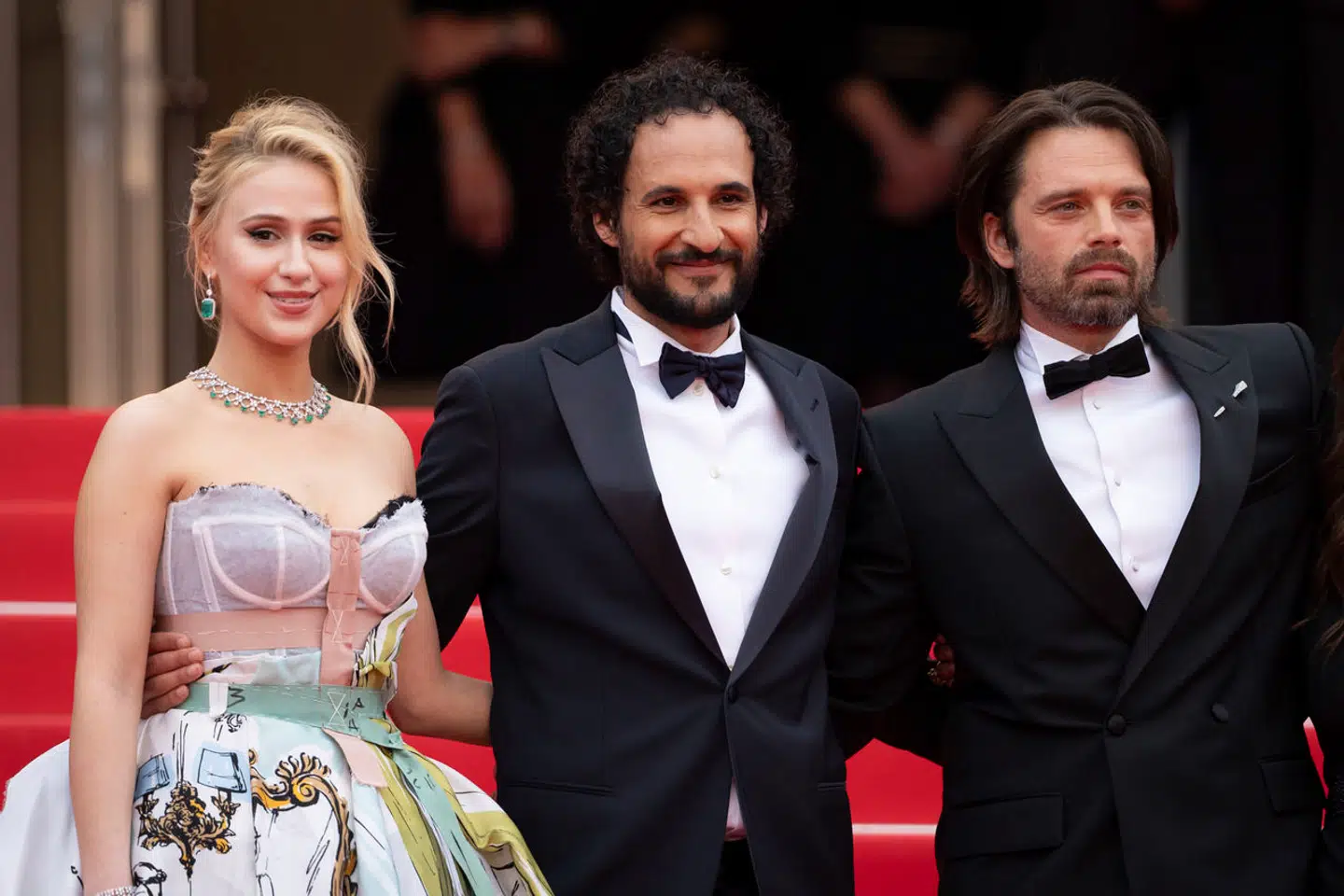 Dansk-iranske Ali Abbasi (i midten) modtog en næsten ni minutter lang, stående ovation, da han viste sin film »The Apprentice« ved Cannes Filmfestival.