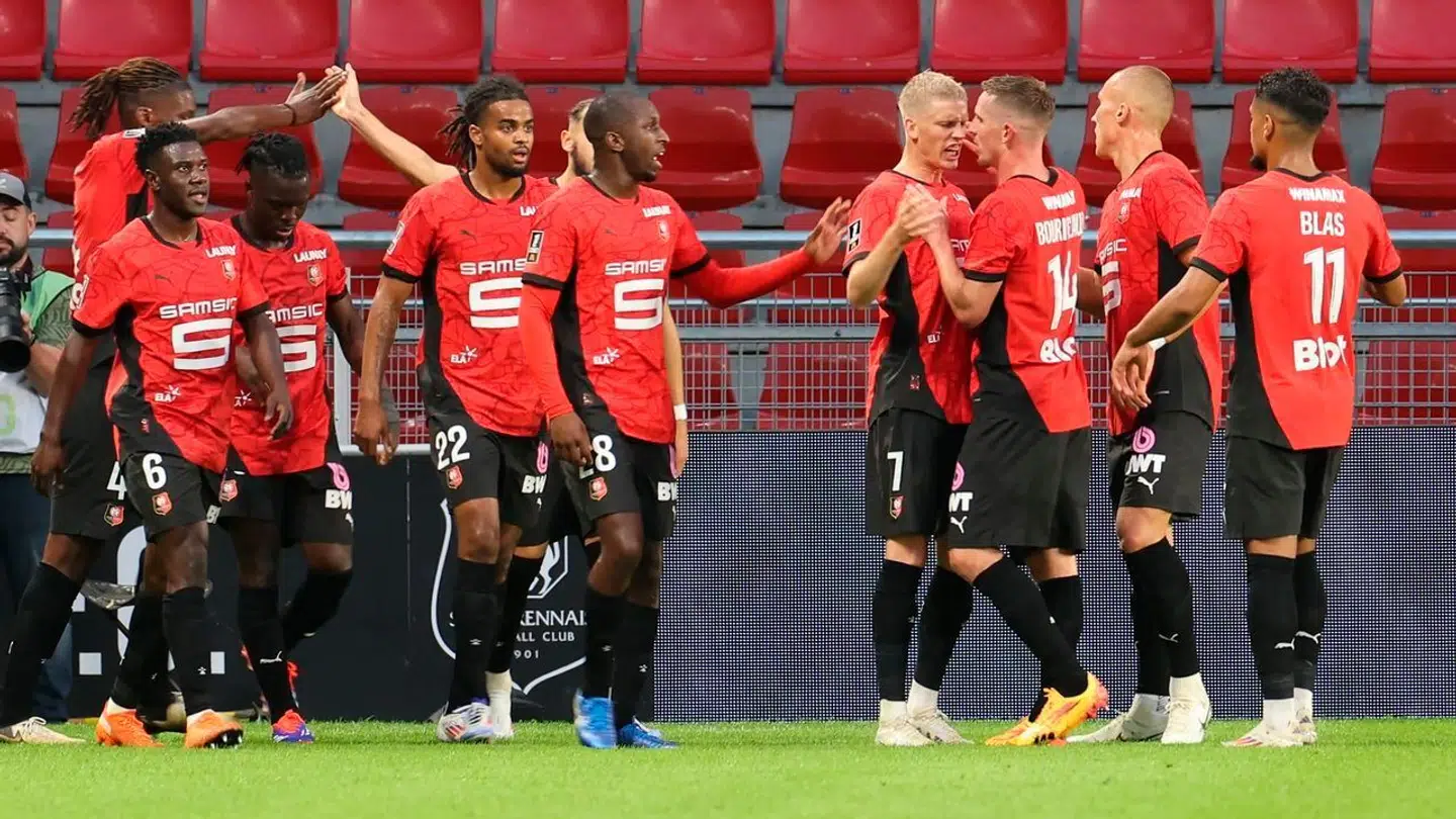 Albert Grønbæk (nummer 7) fejrer en scoring med sine holdkammerater.