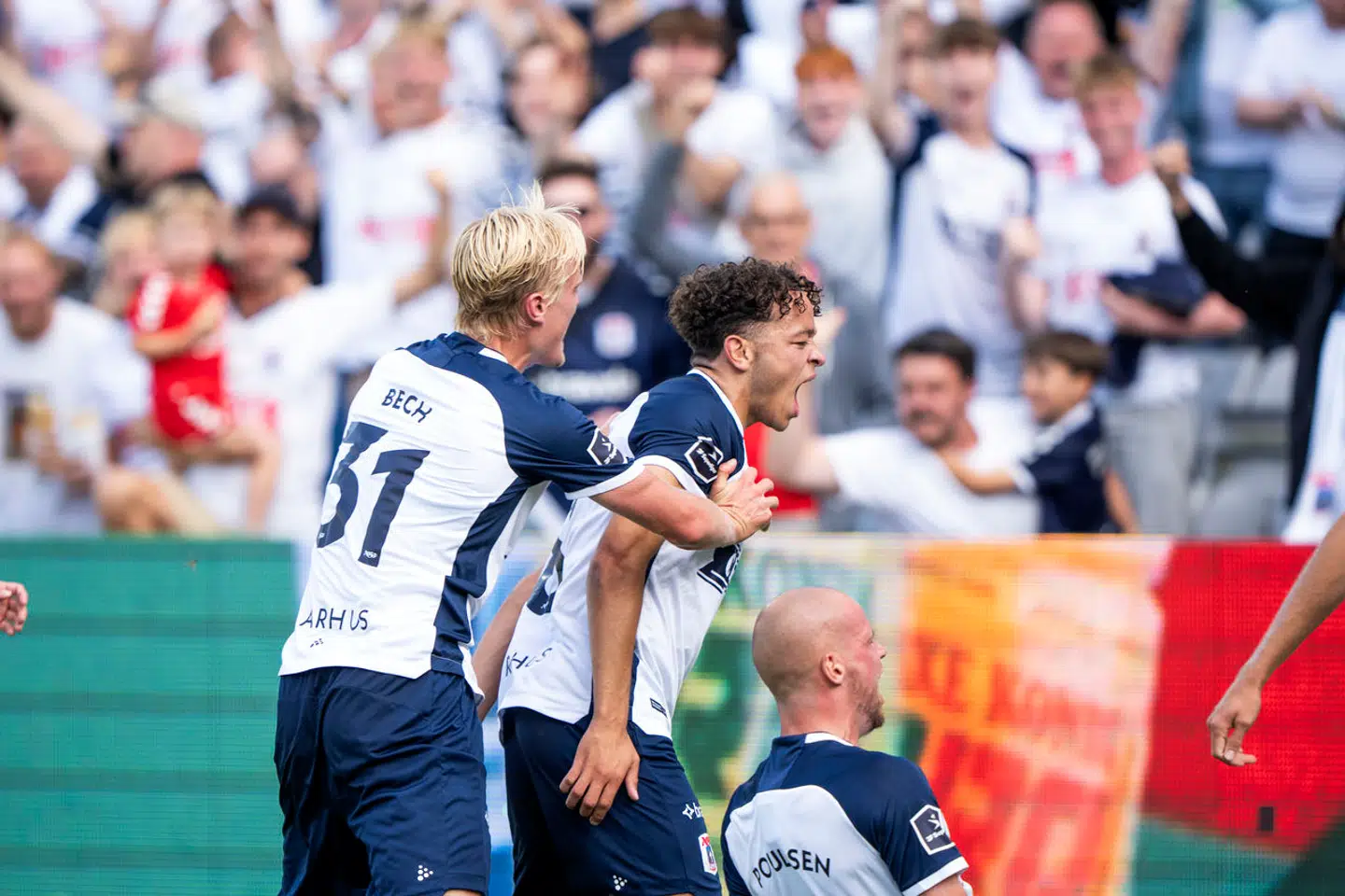 AGFs Mikael Anderson har scoret til 3-2 og fejrer det med Tobias Bech og Nicolai Poulsen under superligakampen mellem AGF og FC Nordsjælland på Ceres Park i Aarhus lørdag den 31. august 2024.. (Foto: Bo Amstrup/Ritzau Scanpix)