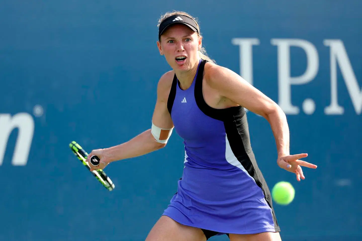 NEW YORK, NEW YORK - AUGUST 31: Caroline Wozniacki of Denmark returns a shot against Jessika Ponchet of France during their Women's Singles Third Round match on Day Six of the 2024 US Open at USTA Billie Jean King National Tennis Center on August 31, 2024 in the Flushing neighborhood of the Queens borough of New York City. Al Bello/Getty Images/AFP (Photo by AL BELLO / GETTY IMAGES NORTH AMERICA / Getty Images via AFP)