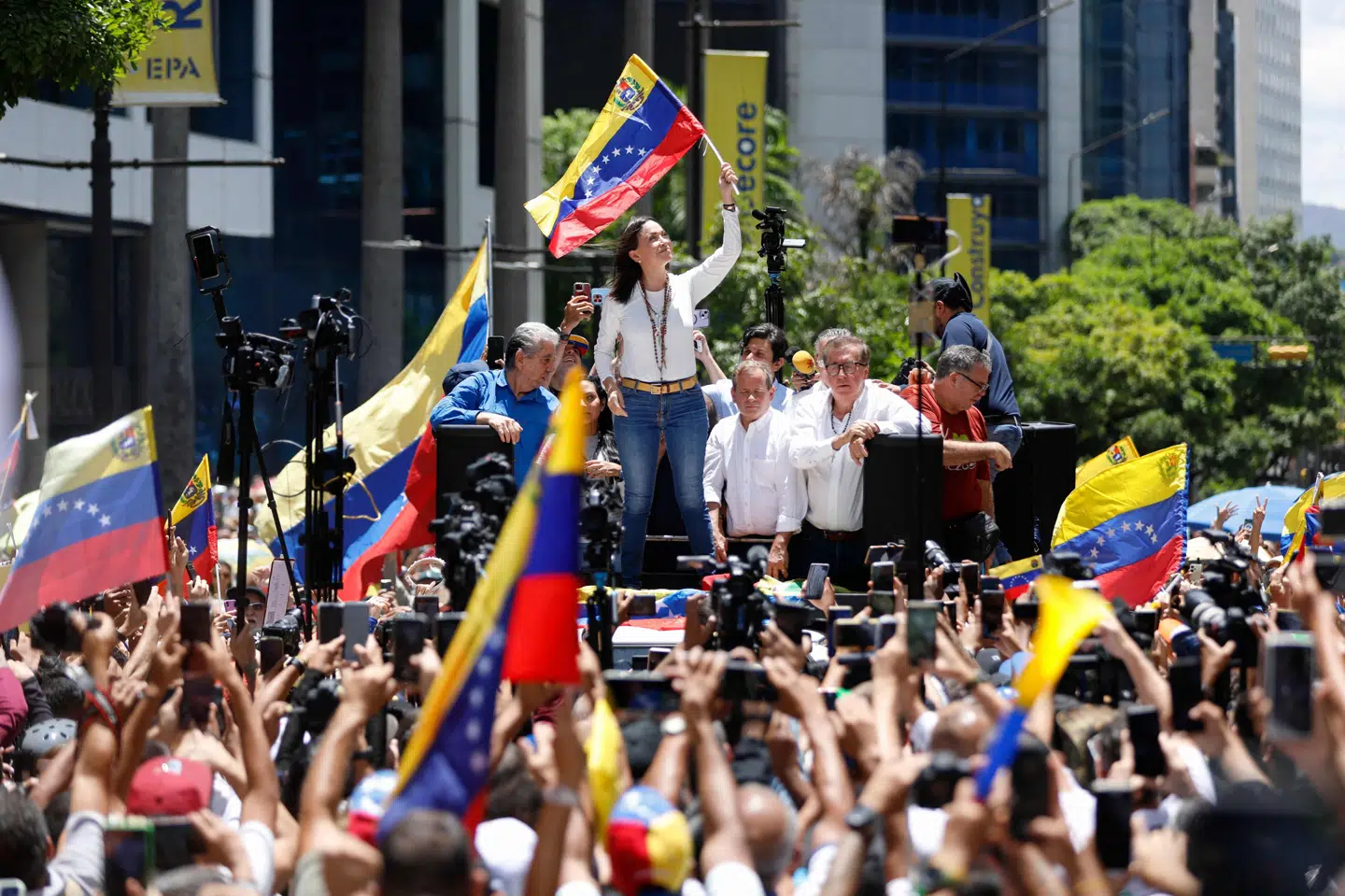 Lederen af den venezuelanske opposition, Maria Corina Machado, vifter et venezuelansk flag ved en demonstration i hovedstaden Caracas 28. august 2024 - præcis en måned efter det omstridte præsidentvalg i juli, hvor Nicolas Maduro påberåbte sig sejren.