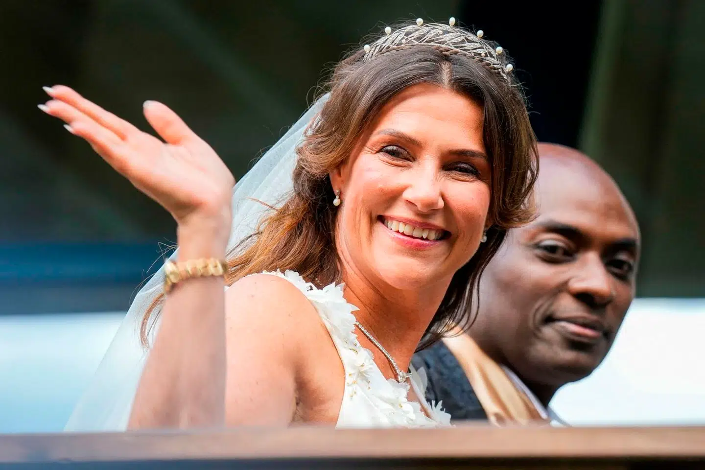 For et halvt år siden blev prinsesse Märtha Louise gift med shamanen Durek Verrett. Men gårdejeren i Geiranger, der lagde have til det royale bryllup, har stadig ikke fået sine penge.