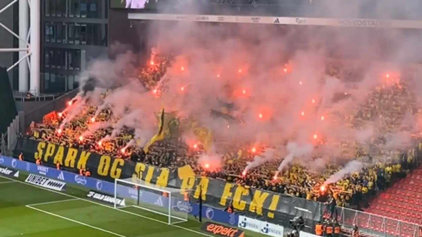 Banneret, der er blevet fjernet af vagter ved derby i Parken søndag.