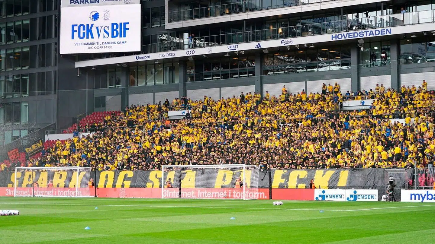Brøndby-fansene havde medbragt et stort banner med teksten 'Spark og slå på FCK.' En stor fangruppering havde også teksten på T-shirts. Banneret blev fjernet lige inden kampstart.