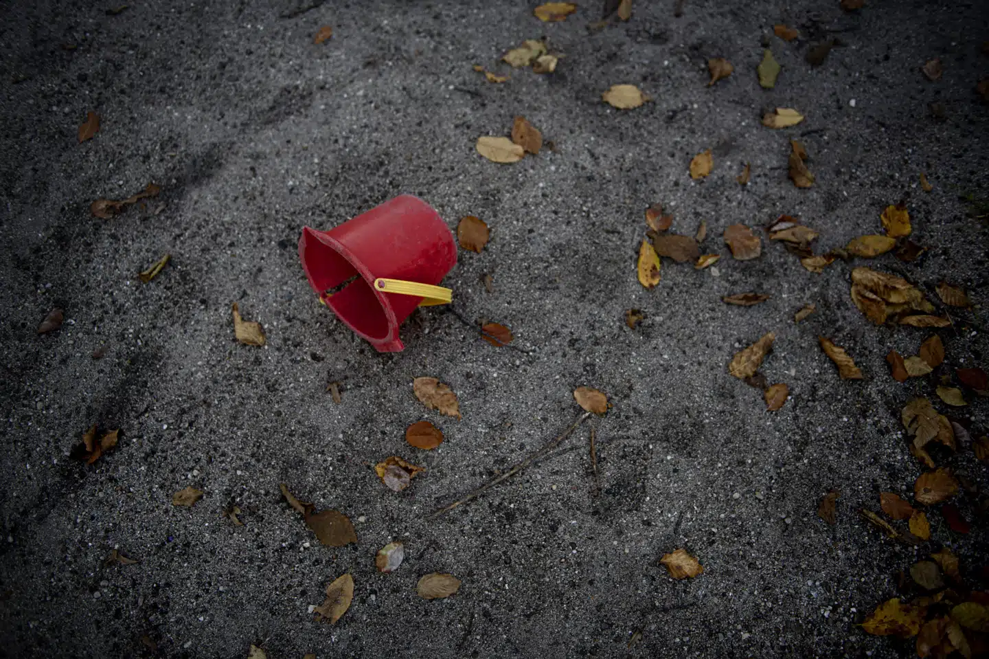 Børn opvokset i fattigdom er mere udsat over for højt elevfravær og har oftere forældre med psykiatriske diagnoser og ubetingede domme, viser ny undersøgelse fra tænketanken Kraka. (Arkivfoto).