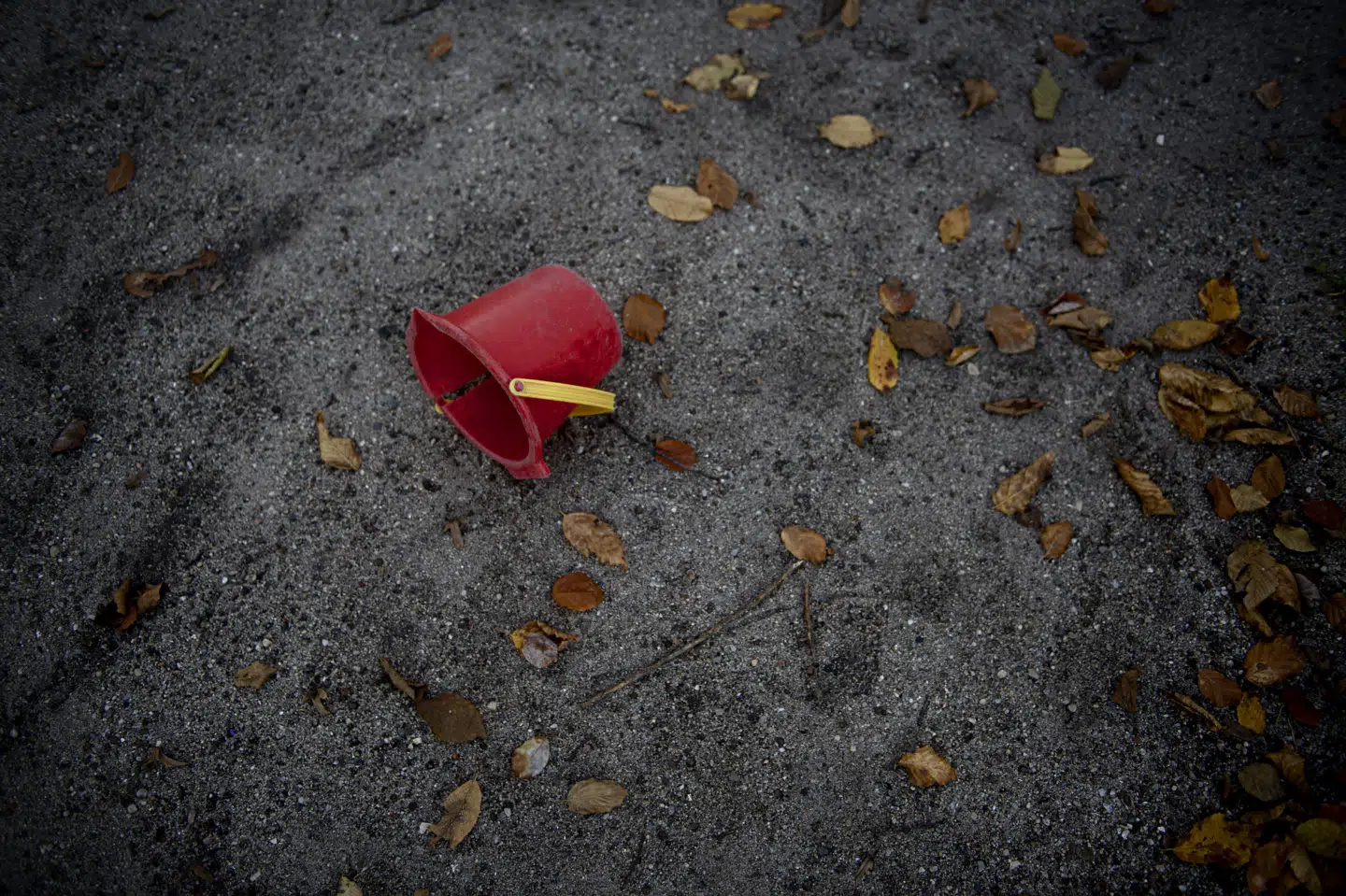 Børn opvokset i fattigdom er mere udsat over for højt elevfravær og har oftere forældre med psykiatriske diagnoser og ubetingede domme, viser ny undersøgelse fra tænketanken Kraka. (Arkivfoto).