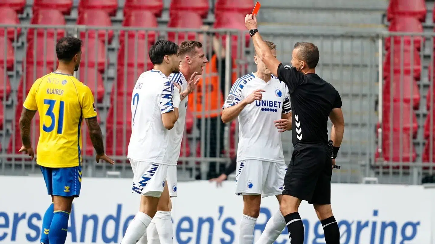 Marcos Lopez blev vist ud efter et VAR-tjek.