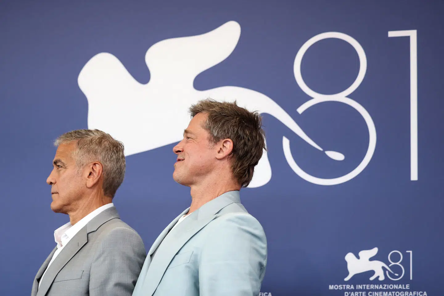George Clooney og Brad Pitt poserede pænt foran verdenspressen, da de ankom til Venedig Film Festival søndag eftermiddag. Deres film »Wolfs« kan snart ses på Apple+.