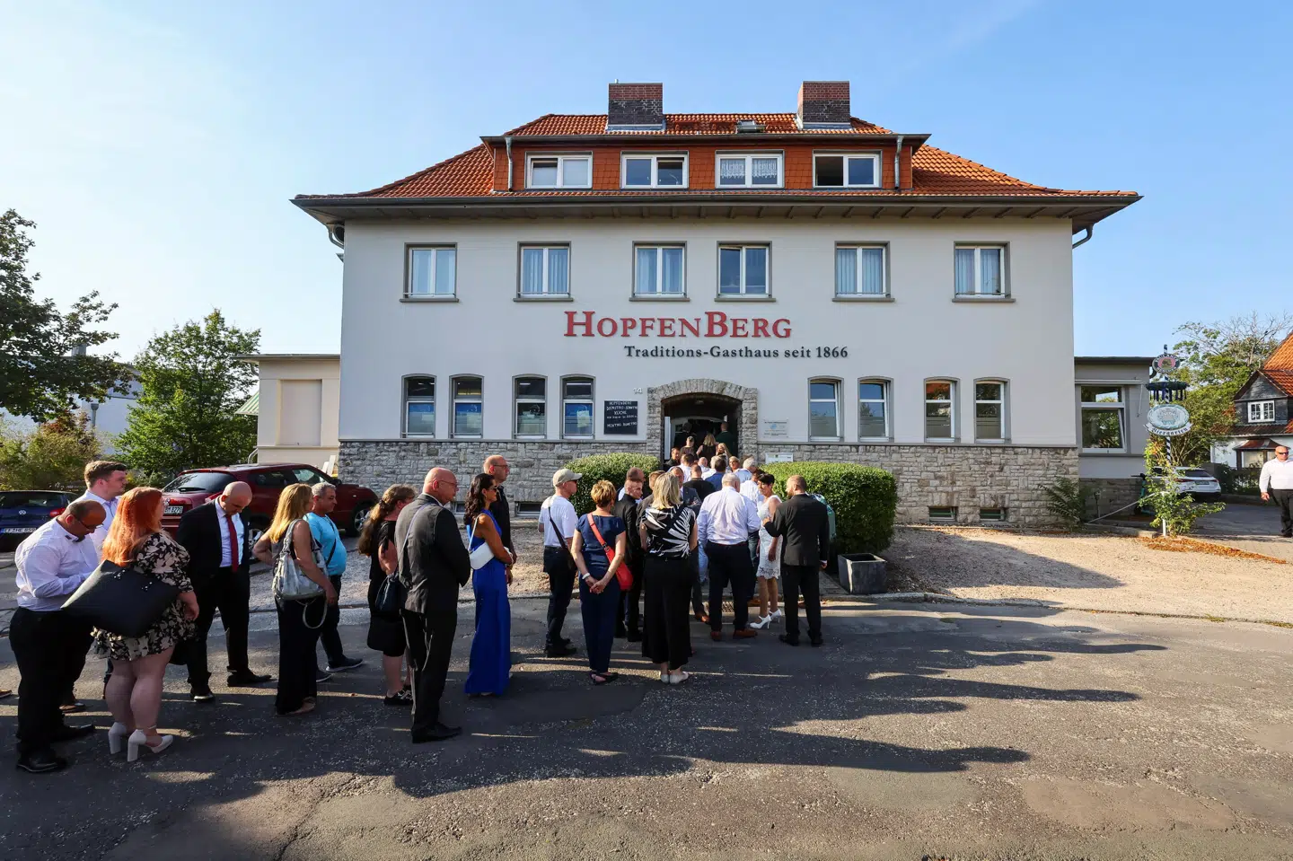 Gæster står i kø foran kroen Hopfenberg i Erfurt, hvor det tyske parti AfD holder valgfest. Partiet forventer 150 gæster.