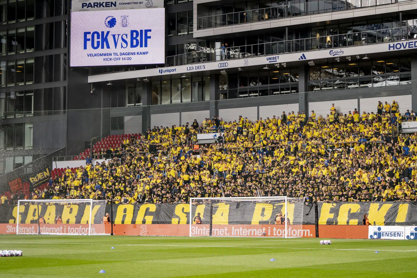 På udebaneafsnittet i søndagens kamp mellem FCK og Brøndby i Superligaen var der et banner med ordene: "Spark og slå på FCK!".